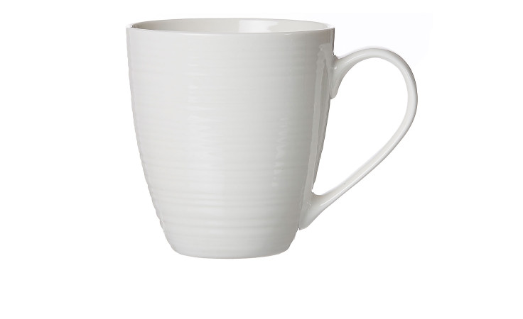Die Ritzenhoff & Breker Jumbotasse Suomi 600 ml ist ein schlichter Becher aus cremeweißem Porzellan mit Henkel, abgebildet auf weiß.