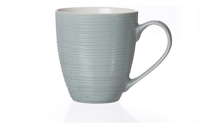 Der Jumbobecher Suomi 600 ml von Ritzenhoff & Breker ist ein hoher, geriffelter Grau-Blauer Keramikbecher mit großem Henkel.