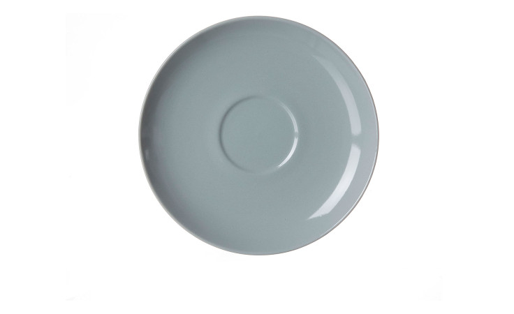 Die Ritzenhoff & Breker Kaffeeuntertasse Suomi 15 cm ist eine schlichte, runde Porzellanuntertasse mit einer flachen Vertiefung in der Mitte.