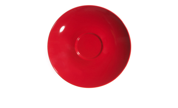 Eine leuchtend rote, runde Kaffeeuntertasse Doppio 16 cm von Ritzenhoff & Breker von oben gesehen auf weißem Hintergrund.