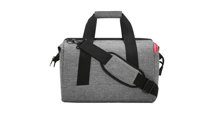 Die Reisenthel Reisetasche Allrounder M: graues Polyester, 40 cm breit, schwarze Gurte, gepolsterter Griff, weißer Hintergrund.