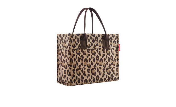 Reisenthel Handtasche Daily Shopper aus recyceltem Polyester mit dunklen Henkeln auf weißem Hintergrund.