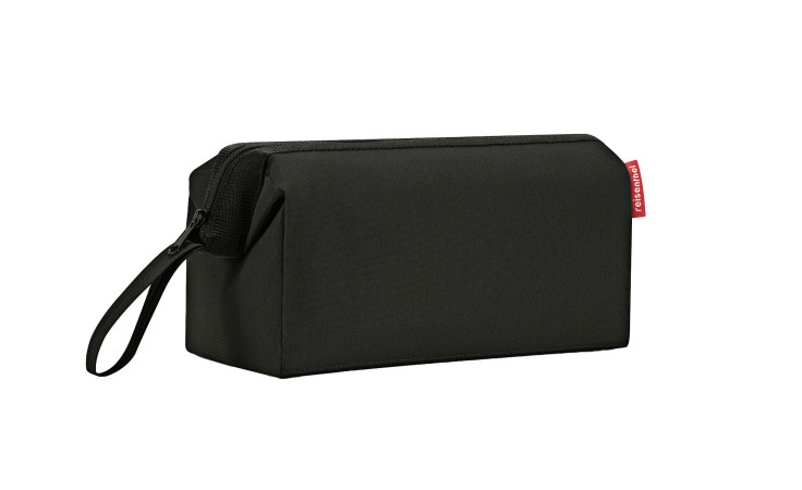 Schwarze rechteckige Reisenthel Kulturtasche Travelcosmetic Bag mit Reißverschluss, Handgelenkschlaufe und kleinem roten Seitenanhänger.
