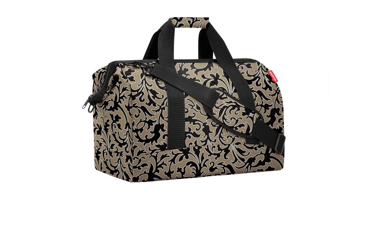 Reisenthel Reisetasche Allrounder L: Beigefarbener Seesack mit schwarzem Marmor-Blumenmuster, schwarzen Griffen und Riemen.