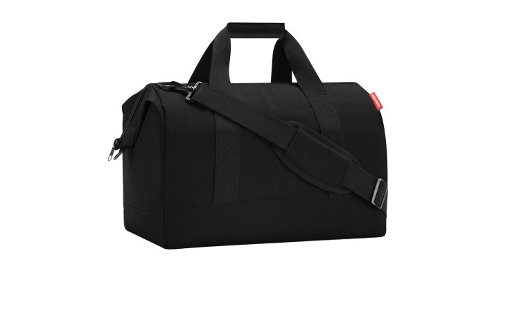 Die schwarze Reisetasche Allrounder L von Reisenthel aus Polyester mit Henkeln und Schultergurt auf weißem Hintergrund.