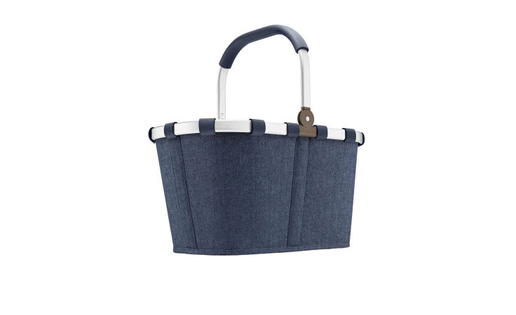 Der Reisenthel Einkaufskorb Carrybag in Herringbone Dark Blue ist aus recyceltem Polyester mit einem Aluminiumgriff gefertigt.