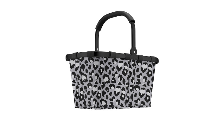 Reisenthel Einkaufskorb Carrybag mit schwarzem Griff, Leo Nero Druck, aus recyceltem Polyester, auf weißem Grund.