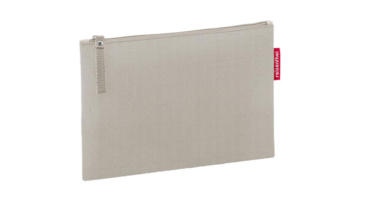 Reisenthel Schminktasche Case 1 aus beigefarbenem Recycling-Polyester mit kleinem rotem Anhänger, aufrecht auf weißem Hintergrund abgebildet.