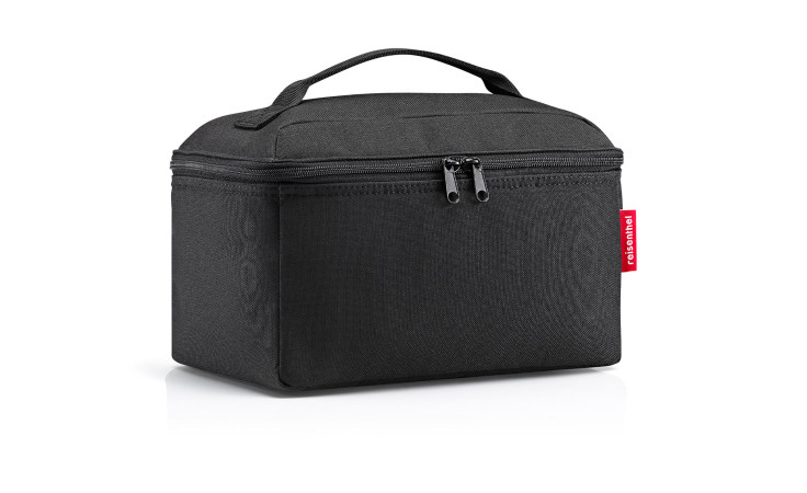 Schwarze Kosmetiktasche Beautycase von Reisenthel aus recyceltem Polyester mit Doppelreißverschlüssen, Tragegriff & rotem Seitenanhänger.