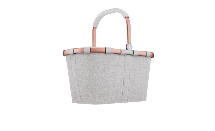 Der Reisenthel Einkaufskorb Carrybag ist ein hellgrauer Korb aus recyceltem Polyester mit rosa und weißen Griffen.