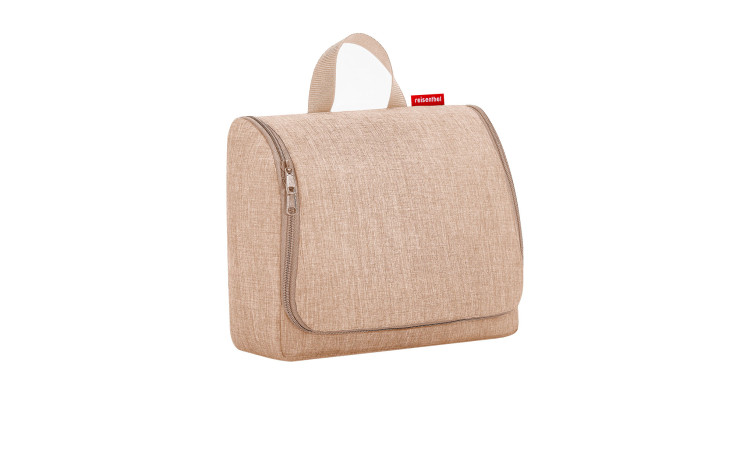 Reisenthel Kulturtasche Toiletbag XL in beige, recyceltes Polyester, mit Henkel, steht aufrecht vor weißem Hintergrund.