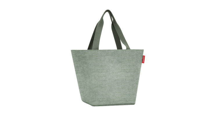 Reisenthel Handtasche Shopper M in hellgrün, recyceltes Polyester, zwei Griffe, roter Anhänger, isoliert auf weiß.