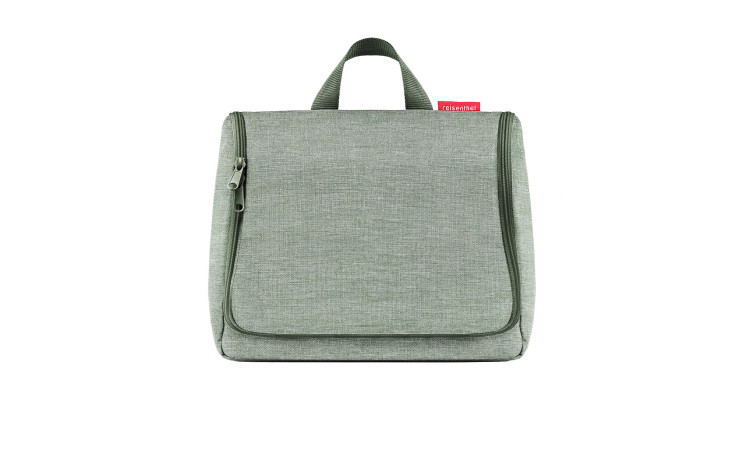 Hellgraue Kulturtasche Toiletbag XL von Reisenthel aus recyceltem Polyester, Henkel oben, Reißverschluss, kleines rotes Etikett.