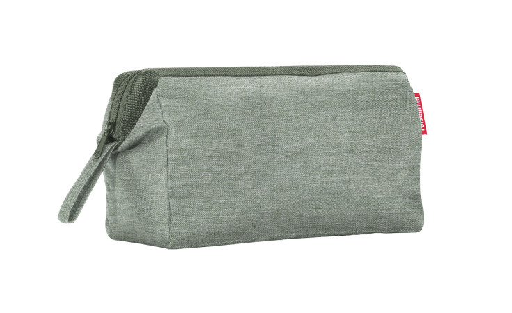 Die Reisenthel Kulturtasche Travelcosmetic ist eine kleine, rechteckige Twist Sage-Tasche mit Reißverschluss und rotem Seitenanhänger.