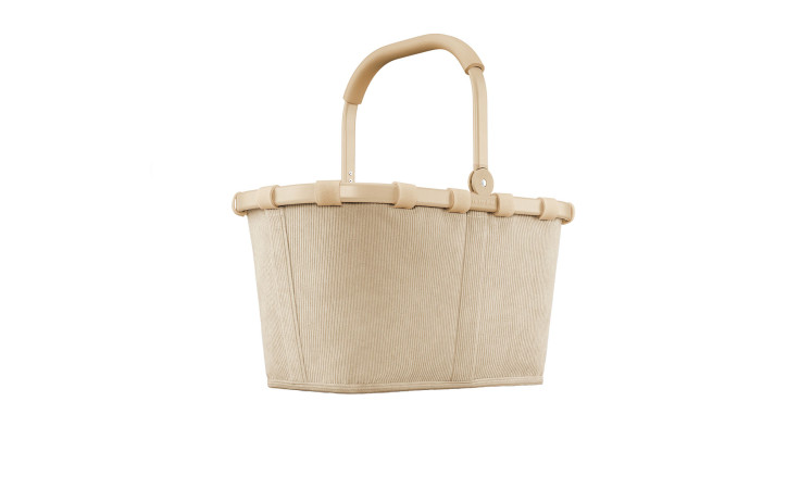 Der Reisenthel Einkaufskorb Carrybag in Cord Sand ist ein beiger Korb mit geschwungenem Henkel, der aus recyceltem Polyester hergestellt wird.