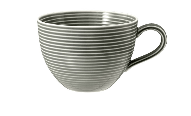 Die Seltmann Milchkaffeeobere Beat Perlgrau 350 ml ist eine graue Tasse mit weißen Streifen und Henkel, ideal für eine stilvolle Einrichtung.