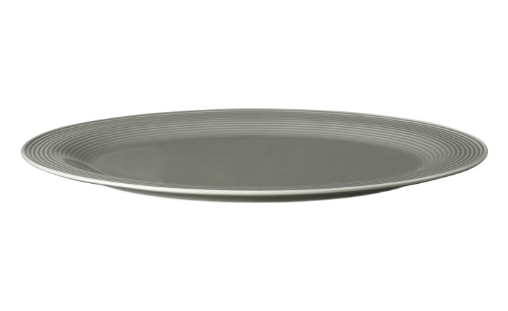 Die Seltmann Servierplatte Beat Perlgrau 35 x 28 cm ist eine runde, graue Platte mit glatter Oberfläche und dezent geriffeltem Rand.