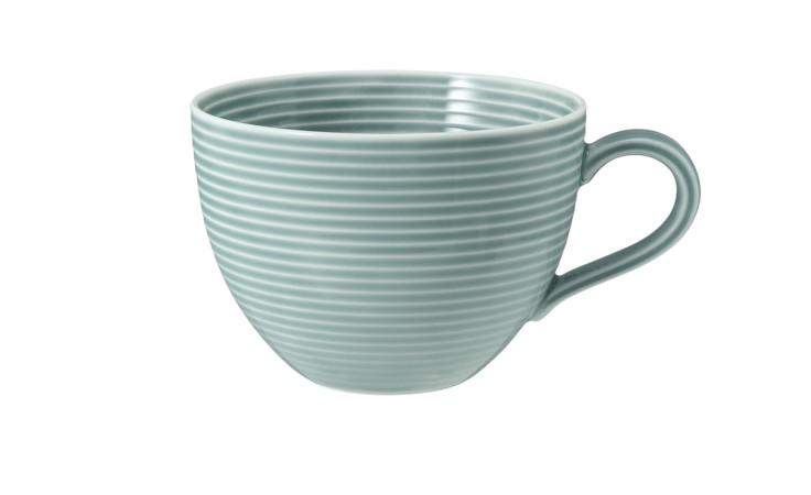 Seltmann Milchkaffeeobere Beat Arktisblau 350 ml Becher mit horizontalen Rillen auf weißem Hintergrund.