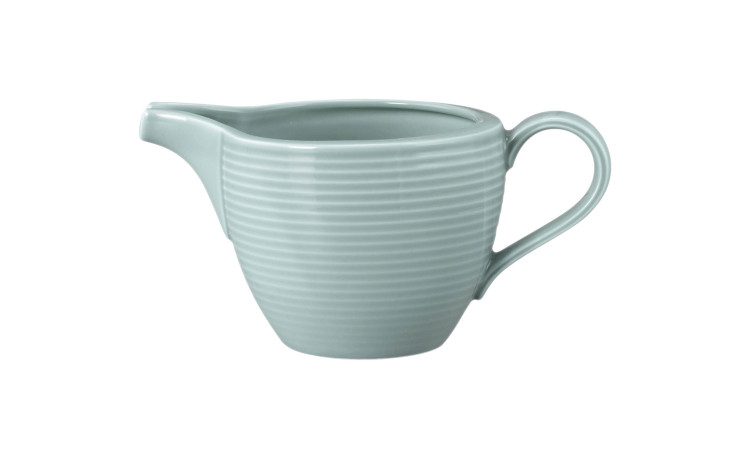 Seltmann Milchkännchen Beat Arktisblau 290 ml mit gerippter Textur, Henkel und Ausguss auf weißem Grund.