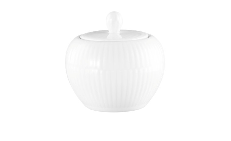 Die Seltmann Zuckerdose Amina 290 ml mit Deckel und vertikalen Rillen steht auf einem unifarbenen Hintergrund in Weiß.