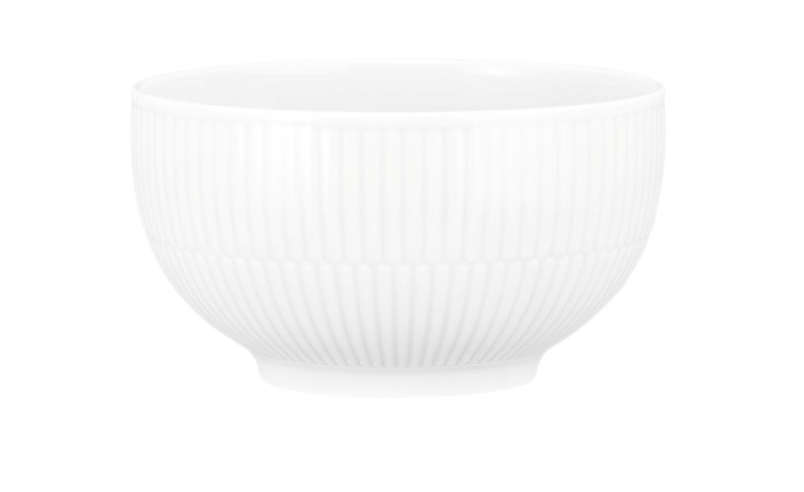 Die Seltmann Müslischale Amina 15 cm ist eine weiße, runde, gerippte Porzellanschale auf einfarbig weißem Grund.
