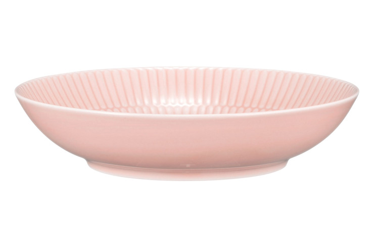 Der Seltmann Suppenteller Amina 21 cm Rosa hat eine gerippte Innenseite und ist seitlich auf weißem Hintergrund abgebildet.