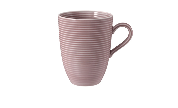 Ein Seltmann Becher Beat 350 ml Rosa Becher mit horizontalen Rillen und Henkel, dargestellt auf weißem Hintergrund.