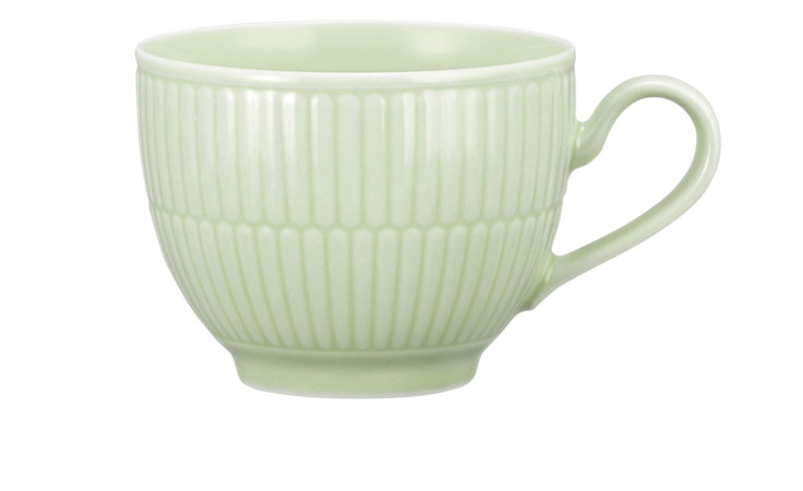 Die Seltmann Kaffetassel Amina 250 ml ist eine hellgrüne Keramiktasse mit geripptem Design und Henkel auf weißem Grund.