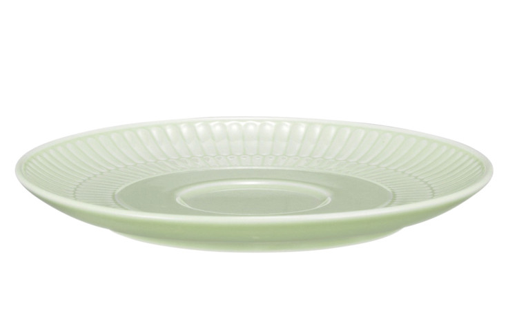 Die Seltmann Kaffeeuntertasse Amina 16 cm ist eine grüne Porzellanuntertasse mit einem strukturierten, geriffelten Rand.