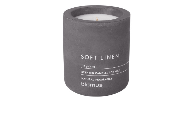 Duftkerze Fraga 8 cm aus Beton in grau mit einer weißen Schrift bedruckt und weißem Wachs.