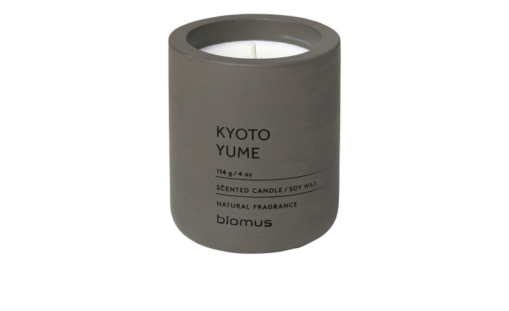 Duftkerze Fraga 8 cm aus Beton in grün / grau mit einer schwarzen Schrift bedruckt und weißen Wachs.