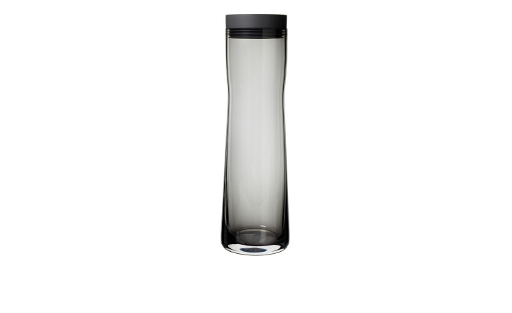 Wasserkaraffe Splash 1 l aus Glas in grau und einem Deckel aus Edelstahl und Silikon in schwarz.