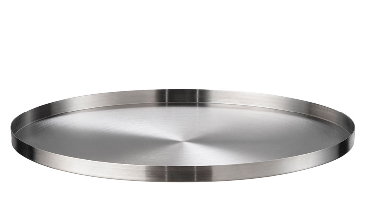 Das Blomus Tablett Peasy 30 cm ist ein rundes, silberfarbenes Edelstahltablett mit einem leicht erhöhten Rand.