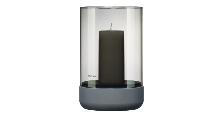 Windlicht Calma 19 cm aus Glas in grau und einem Unterteil aus Beton in grau.