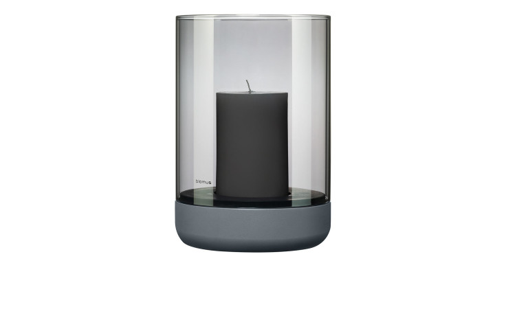 Windlicht Calma 22 cm aus Glas in grau mit einem Unterteil aus Beton ebenfalls in grau.