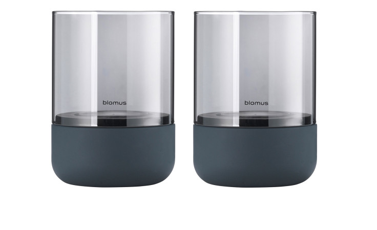 Windlicht Calma 2er-Set 9,5 cm aus Glas in grau und einen Beton Unterteil ebenfalls in grau.