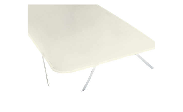 Eine Molton-Auflage 120 x 200 cm deckt einen 200 cm langen Tisch ab; cremefarben, aufgesetzt, mit zwei weißen Befestigungsbändern.