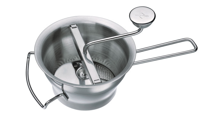 Das Küchenprofi Passiergerät Profi ist eine 21 cm große, silberne Edelstahlmühle mit Handkurbel und gelochtem Boden.