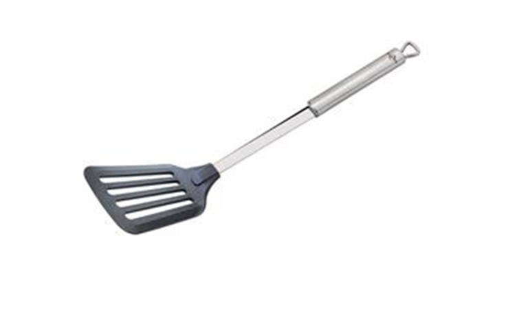 Der Küchenprofi Pfannenwender Parma 37,5 cm ist ein schwarz-silberner Schlitzspachtel mit Edelstahlgriff und Aufhängeloch.