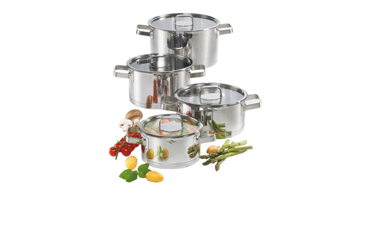 Das Küchenprofi Topf-Set San Remo 4-tlg. besteht aus silberfarbenen Töpfen mit Sicherheitsglas-Deckeln inmitten von frischem Gemüse.
