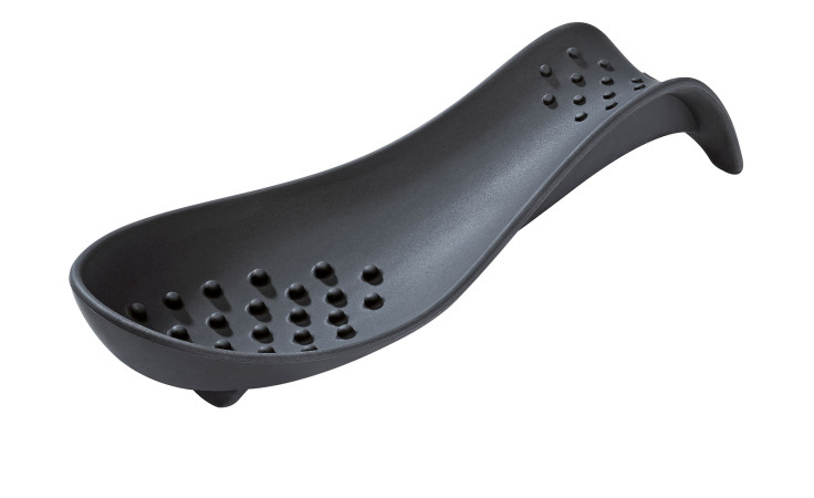 Küchenprofi Löffelablage Trend 22,5 cm, schwarzes Silikon mit erhabenen Noppen und gebogenen Enden, auf weißem Grund.