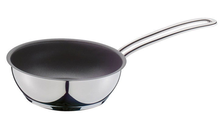 Die Bratpfanne Capri 14 cm von Küchenprofi aus silberfarbenem Edelstahl mit langem Griff auf weißem Hintergrund.