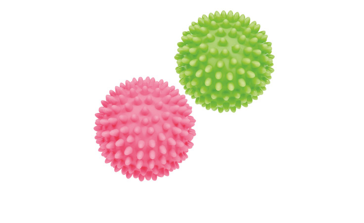 Ein rosa und ein grüner Küchenprofi Trocknerball Soft (7 cm Durchmesser) auf weißem Hintergrund.