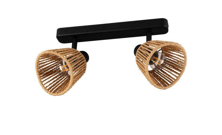 Zwei verstellbare Spot Keelby 30 cm Deckenleuchten mit braunen Rattanschirmen und einem schwarzen rechteckigen Sockel, isoliert auf weiß.