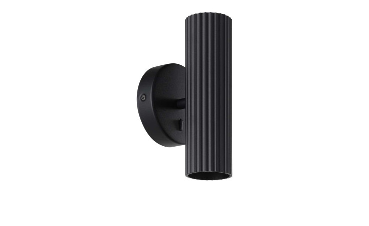 Die Wandleuchte Portillo 20 cm ist eine schwarze, zylindrische, gerippte Wandleuchte aus Aluminium mit einem runden Sockel.