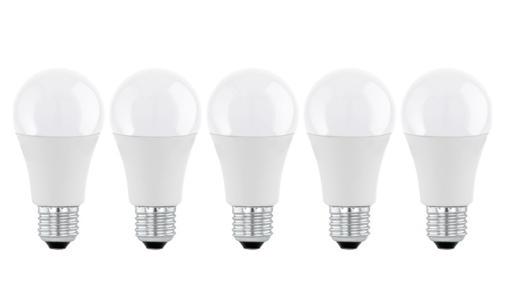 Fünf Leuchtmittel 5er-Set 113119 E27 LED-Glühbirnen mit silbernen Sockeln sind in einer Reihe auf weißem Grund aufgereiht.