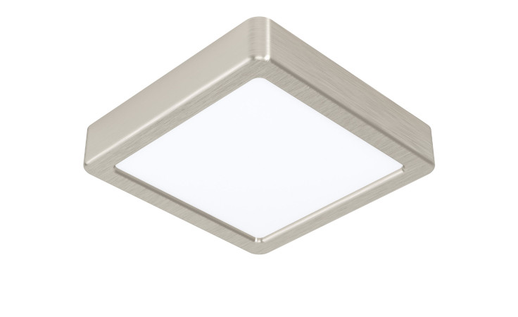 LED-Deckenleuchte Fueva 5 16 cm, quadratisch, gebürstetes Nickel, flacher weißer Diffusor, Metall, schräg von unten gesehen.