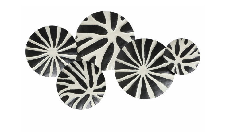 Wandobjekt Jono: Fünf sich überlappende Metallplatten mit auffälligen schwarz-weißen Mustern, perfekt für moderne Einrichtungen.