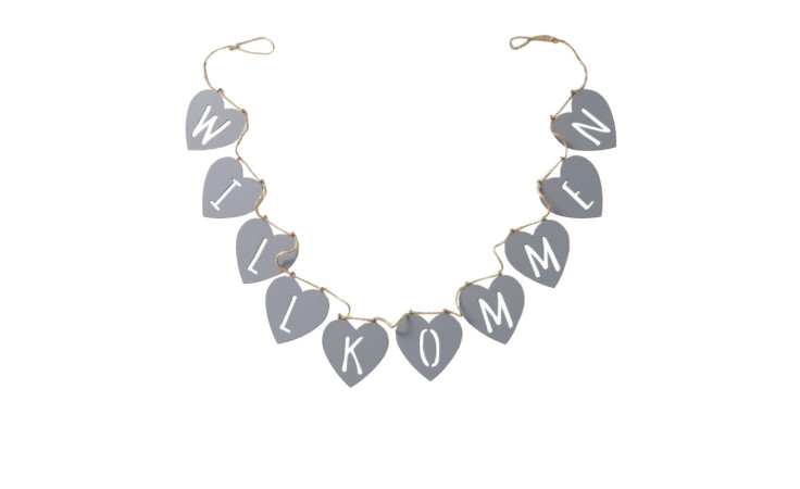 Die Girlande Willkommen ist grau aus Textil und Metall, mit Herzschildern und weißen Buchstaben.