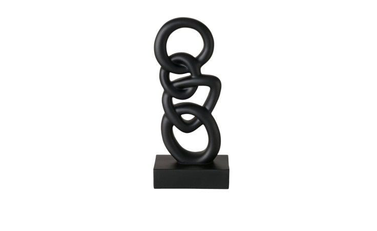 Skulptur Chainy: Eine moderne schwarze Kunststoff-Skulptur mit vier ineinandergreifenden, gedrehten Schlaufen, die vertikal auf einem rechteckigen Sockel gestapelt sind, vor einem schlichten weißen Hintergrund.